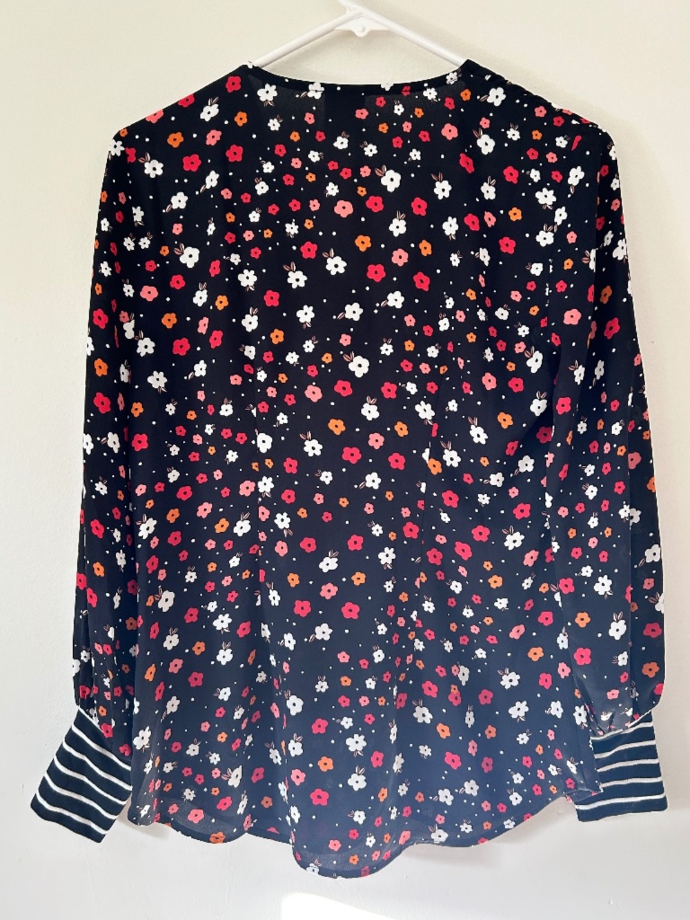 🎃CAbi Floral Print Top - Picture 2 of 12